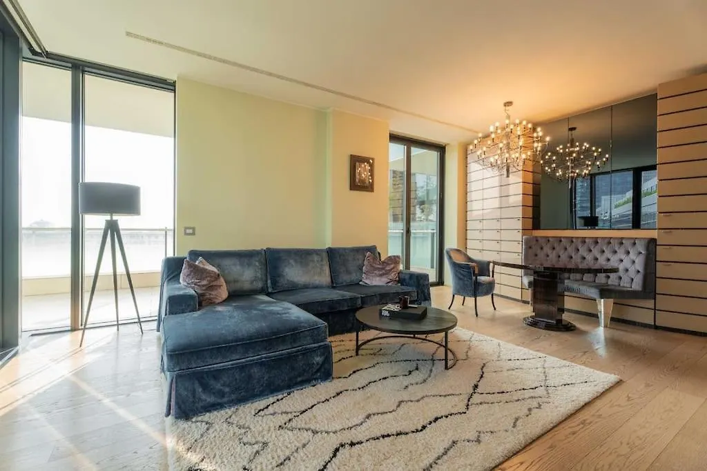 Sky High Dreams - Vista Duomo Apartment Milan